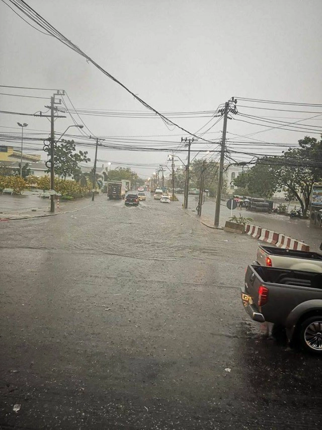 ฝนถล่มรับอรุณ น้ำท่วมนิคมบางพลี