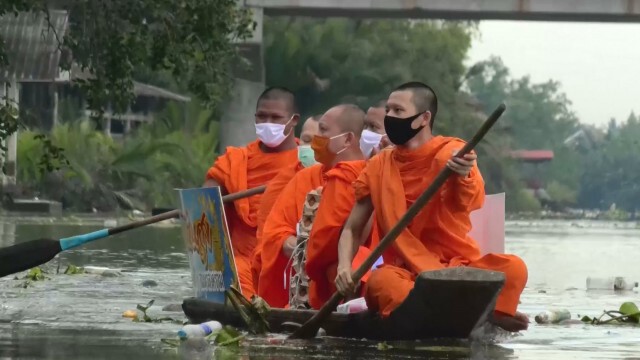 พระสงฆ์ล่องเรือปันสุข แจกสิ่งของเสิร์ฟความสุขถึงบ้าน