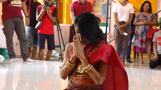 แฟนคลับแน่นวัดรับแม่สิตางศุ์ เจ้าตัวย้ำไม่ให้ลบภาพ