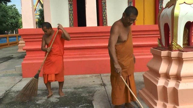 แฟนคลับแห่รอรับแม่สิตางศุ์ บัวทองเจ้าของวลีดังร่วมทำบุญวัด