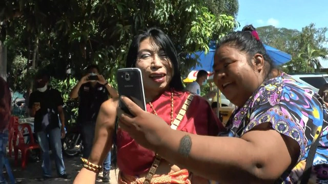 แฟนคลับแน่นวัดรับแม่สิตางศุ์ เจ้าตัวย้ำไม่ให้ลบภาพ