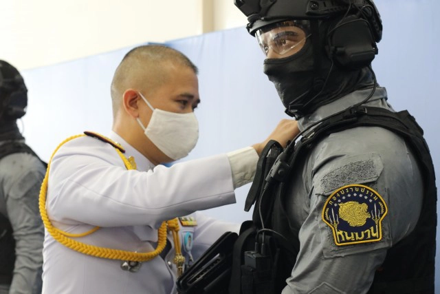 ในหลวง-ราชินี พระราชทานตราสัญลักษณ์ "หนุมาน"