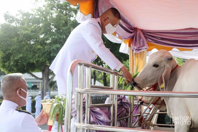 ในหลวง โปรดเกล้าฯให้ผู้แทนพระองค์ บำเพ็ญพระราชกุศล เนื่องในโอกาสวันเฉลิมพระชนมพรรษา พระราชินี