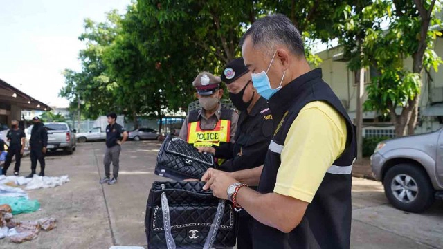 จับกระเป๋าแบรนด์เนมละเมิดลิขสิทธิ์มูลค่า 20 ล้านบาท