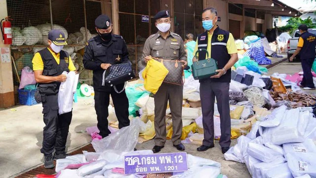 จับกระเป๋าแบรนด์เนมละเมิดลิขสิทธิ์มูลค่า 20 ล้านบาท