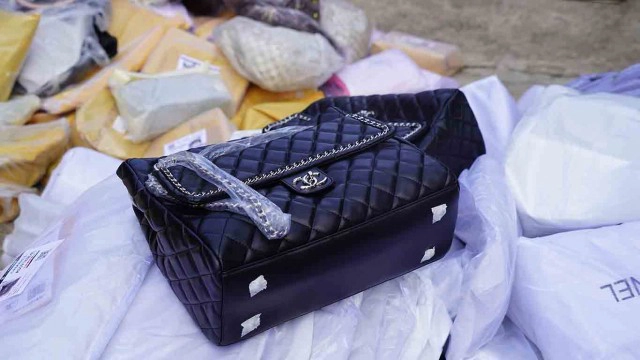 จับกระเป๋าแบรนด์เนมละเมิดลิขสิทธิ์มูลค่า 20 ล้านบาท