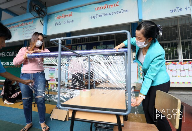 ฉากกั้นระหว่างโต๊ะเรียนกันโควิด-19 จากฝีมือคุณครู