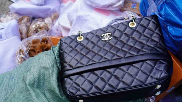 จับกระเป๋าแบรนด์เนมละเมิดลิขสิทธิ์มูลค่า 20 ล้านบาท