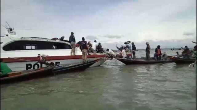 ทัพเรือภาค2 เผชิญหน้านายทุน"คอกหอย" ย้ำมี 30 ตันต้องเคลียร์