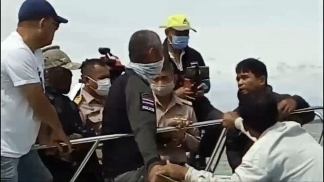 ทัพเรือภาค2 เผชิญหน้านายทุน"คอกหอย" ย้ำมี 30 ตันต้องเคลียร์