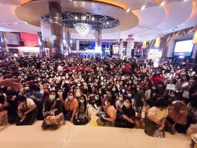 "พารากอน" สั่งปิด "เมเจอร์" 3 วัน เหตุไม่คุมFC "หยิ่น-วอร์" เว้นระยะห่าง