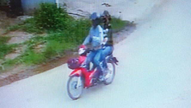 สองโจรแสบหลอกยืมเงินพระ วงจรปิดจับได้ชัด