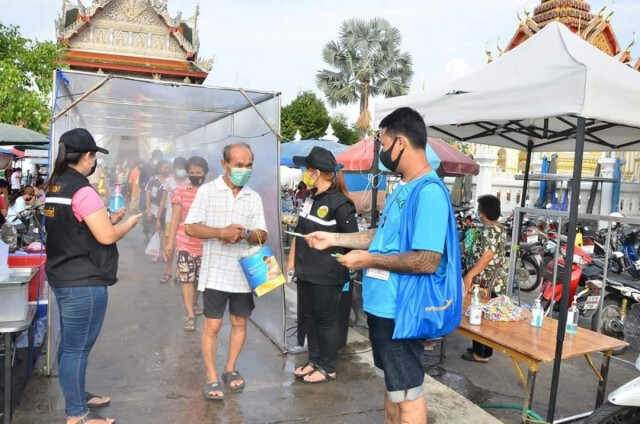 "วัดกลางบางแก้ว" ตั้งตู้ปันสุขช่วยเหลือผู้เดือดร้อนโควิด