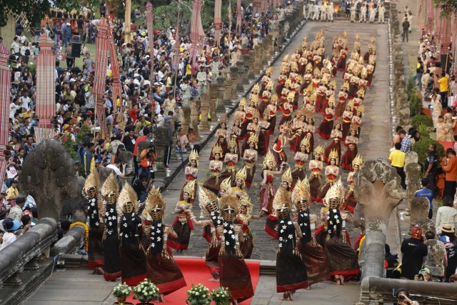 สืบสานงานประเพณีปีละครั้งขึ้นเขาพนมรุ้ง