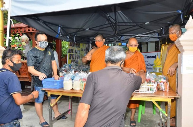 "วัดกลางบางแก้ว" ตั้งตู้ปันสุขช่วยเหลือผู้เดือดร้อนโควิด