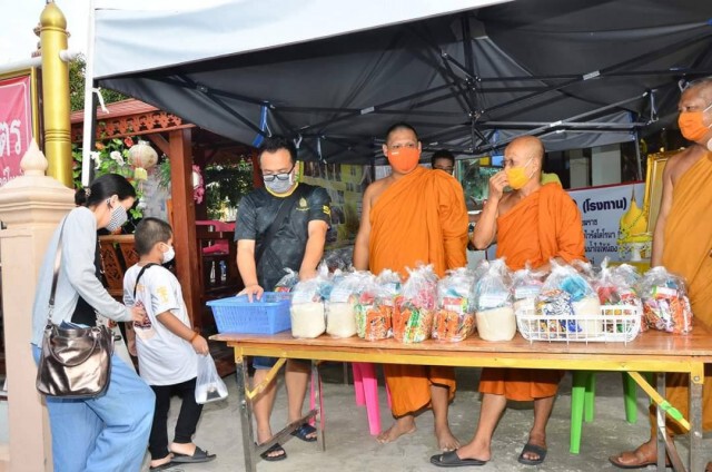 "วัดกลางบางแก้ว" ตั้งตู้ปันสุขช่วยเหลือผู้เดือดร้อนโควิด