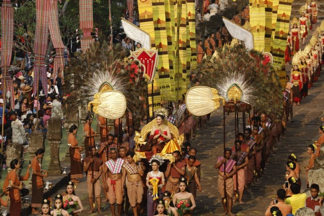 สืบสานงานประเพณีปีละครั้งขึ้นเขาพนมรุ้ง