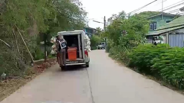 ตำรวจ สภ.มหาราช ปันสุข แจกผัก-ผลไม้-อาหาร ให้ประชาชน