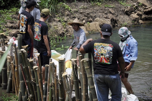 เยาวชน "อะตอม" รวมพลังสร้างฝายชะลอน้ำช่วยชาวบ้าน