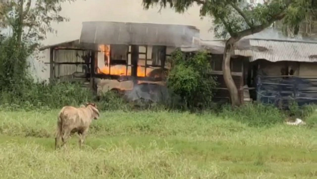 อุทาหรณ์ก่อกองไฟทิ้งไว้ ลมแรงลามไหม้บ้าน-ยุ้งข้าว