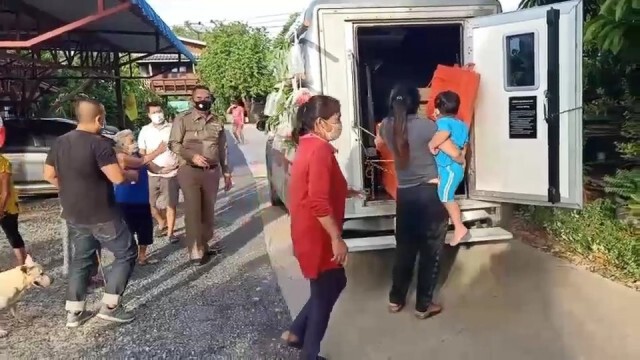 ตำรวจ สภ.มหาราช ปันสุข แจกผัก-ผลไม้-อาหาร ให้ประชาชน