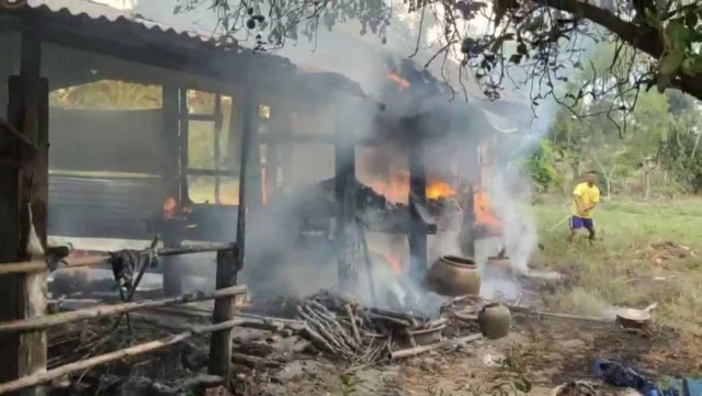 อุทาหรณ์ก่อกองไฟทิ้งไว้ ลมแรงลามไหม้บ้าน-ยุ้งข้าว