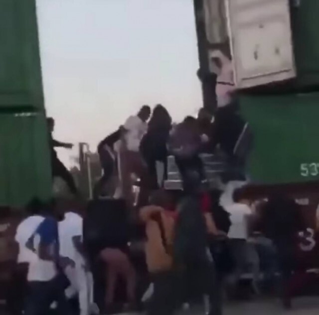 (คลิป)ม็อบสหรัฐ ดักปล้นขบวนรถไฟส่งสินค้า