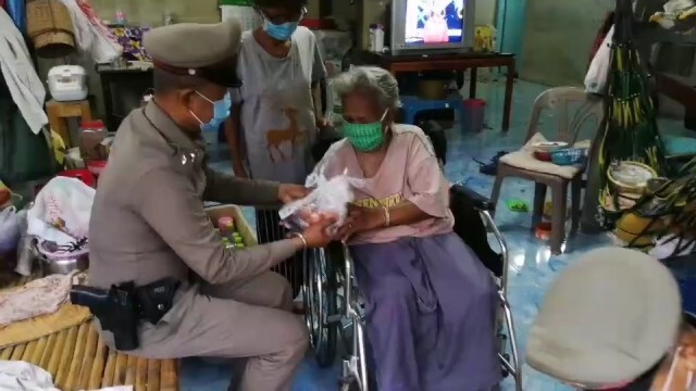 ตำรวจ สภ.มหาราช ปันสุข แจกผัก-ผลไม้-อาหาร ให้ประชาชน