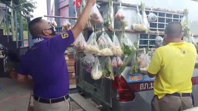 ตำรวจ สภ.มหาราช ปันสุข แจกผัก-ผลไม้-อาหาร ให้ประชาชน