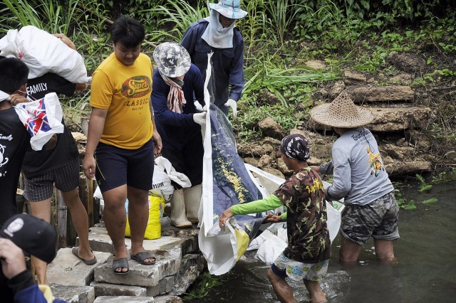 เยาวชน "อะตอม" รวมพลังสร้างฝายชะลอน้ำช่วยชาวบ้าน