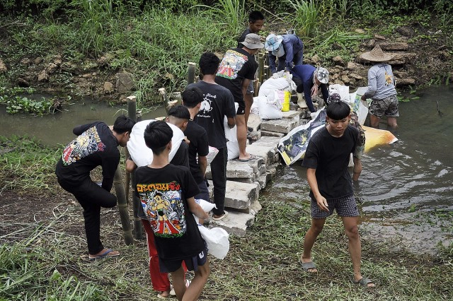 เยาวชน "อะตอม" รวมพลังสร้างฝายชะลอน้ำช่วยชาวบ้าน