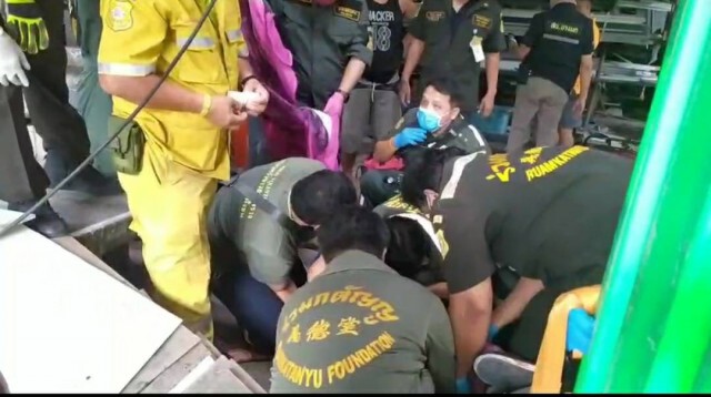 ระทึกหนุ่มซ่อมหลังคา เกิดตกลงมาถูกเหล็กเสียบทวาร