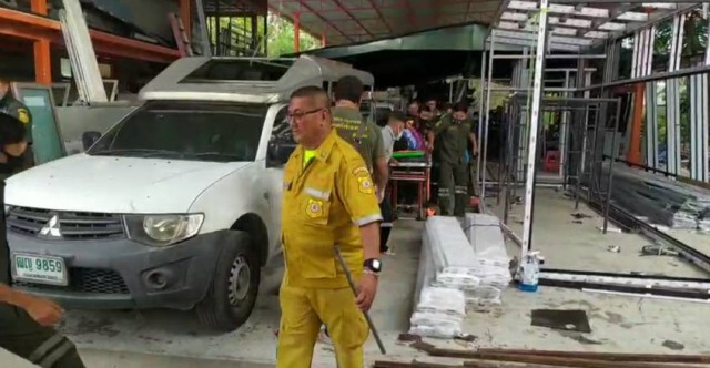 ระทึกหนุ่มซ่อมหลังคา เกิดตกลงมาถูกเหล็กเสียบทวาร