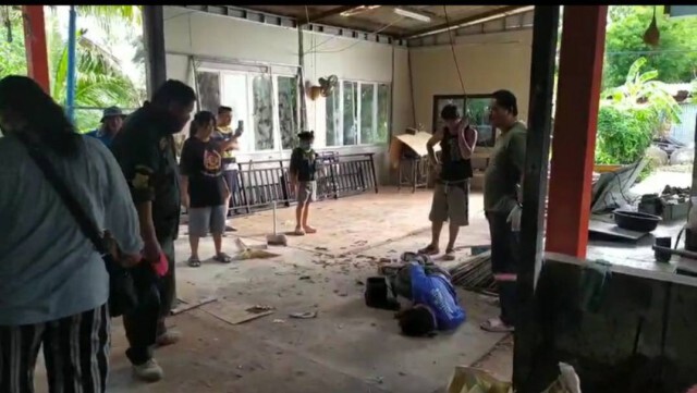 ระทึกหนุ่มซ่อมหลังคา เกิดตกลงมาถูกเหล็กเสียบทวาร