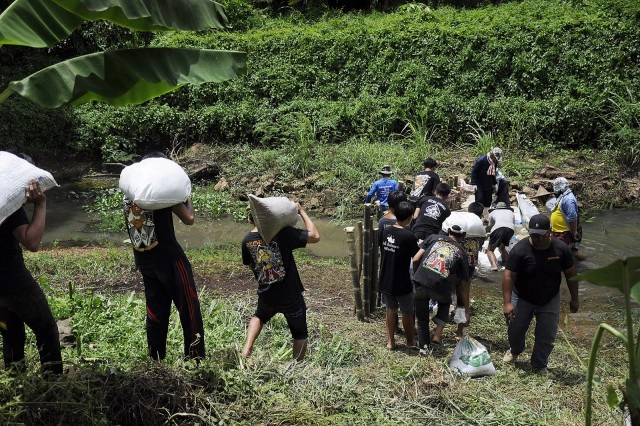 เยาวชน "อะตอม" รวมพลังสร้างฝายชะลอน้ำช่วยชาวบ้าน