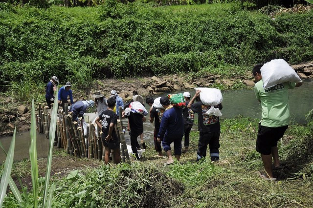 เยาวชน "อะตอม" รวมพลังสร้างฝายชะลอน้ำช่วยชาวบ้าน