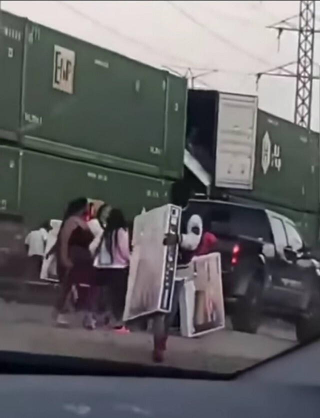 (คลิป)ม็อบสหรัฐ ดักปล้นขบวนรถไฟส่งสินค้า