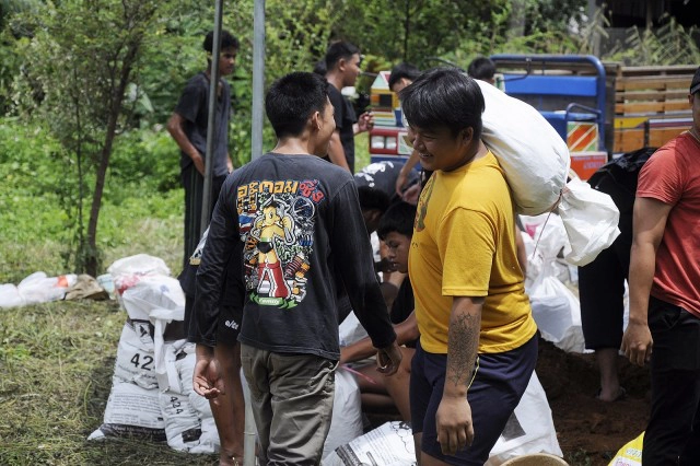 เยาวชน "อะตอม" รวมพลังสร้างฝายชะลอน้ำช่วยชาวบ้าน