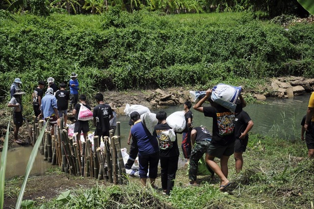 เยาวชน "อะตอม" รวมพลังสร้างฝายชะลอน้ำช่วยชาวบ้าน