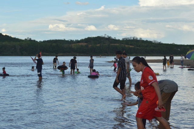 นทท.หนีโควิด-19 ชมหาดทรายขาวลงเล่นน้ำหาดนางคอย