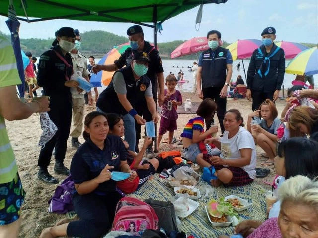 นทท.หนีโควิด-19 ชมหาดทรายขาวลงเล่นน้ำหาดนางคอย