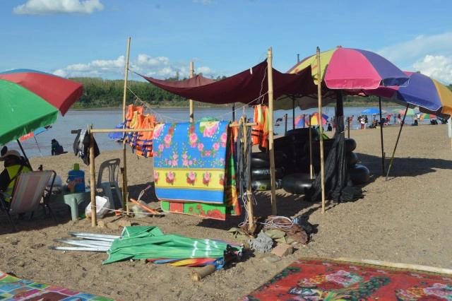 นทท.หนีโควิด-19 ชมหาดทรายขาวลงเล่นน้ำหาดนางคอย