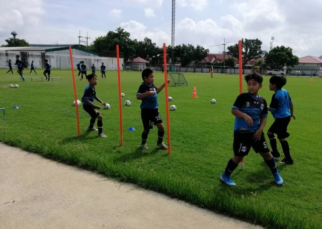 "ศูนย์ฟุตบอลกรุงเก่า"ยิ้มแข้งเด็ก-ผู้ปกครองร่วมมือระยะห่าง