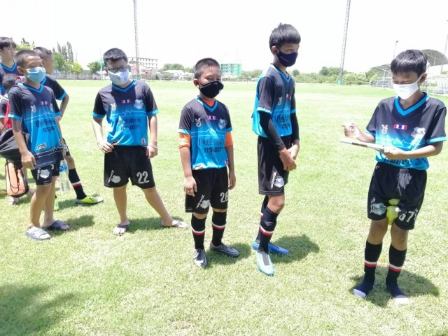 "ศูนย์ฟุตบอลกรุงเก่า"ยิ้มแข้งเด็ก-ผู้ปกครองร่วมมือระยะห่าง