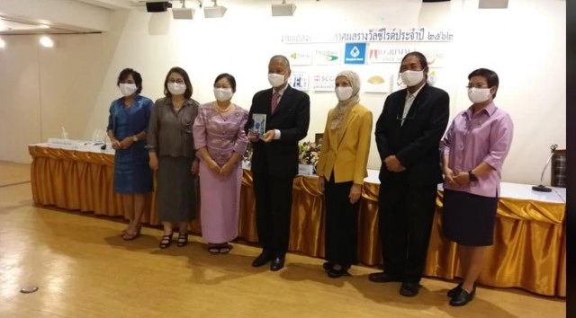 "อังคาร จันทาทิพย์"  คว้า "ดับเบิ้ลซีไรต์" กวีนิพนธ์คนแรก!