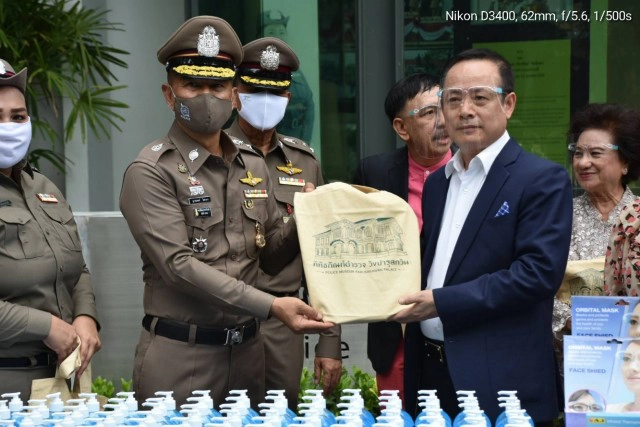 กลุ่มเพื่อนตำรวจดนตรีสร้างโลก มอบสิ่งของให้พิพิธภัณฑ์ตำรวจ วังปารุสกวัน