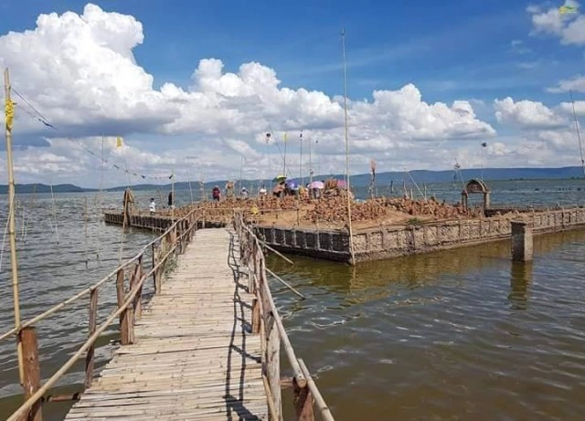 ซากวัดโบราณโผล่กลางเขื่อนอุบลรัตน์