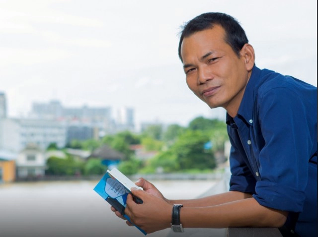 "อังคาร จันทาทิพย์"  คว้า "ดับเบิ้ลซีไรต์" กวีนิพนธ์คนแรก!