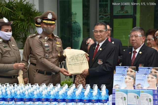 กลุ่มเพื่อนตำรวจดนตรีสร้างโลก มอบสิ่งของให้พิพิธภัณฑ์ตำรวจ วังปารุสกวัน