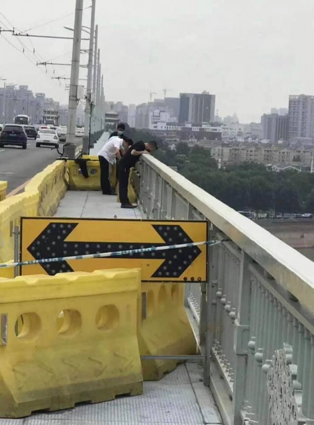 เสียน้ำตาให้ "เป่าเป้ย" หมาน้อย นอนรอเจ้านาย ที่ตายไปแล้ว